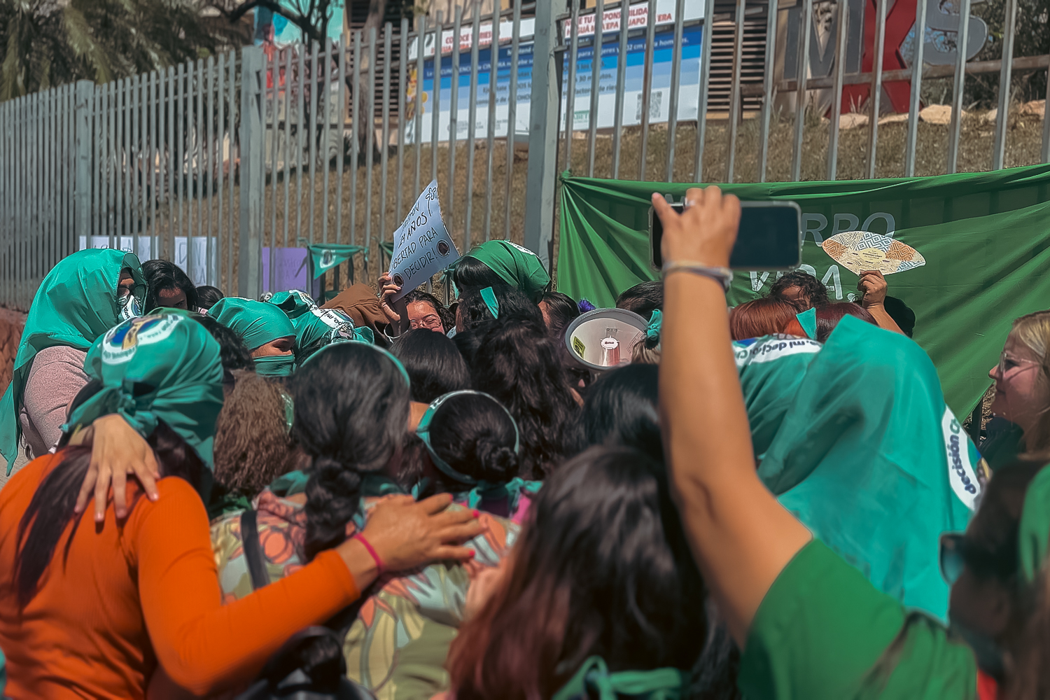 Mujeres paraguayas se movilizan por el derecho al aborto legal, seguro y gratuito frente al Ministerio de Salud Pública y Bienestar Social.